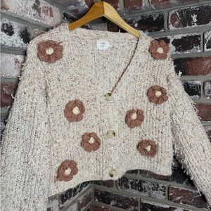 Luna IVY Floral Knit 3D Flower Crocheted Appliqués Thick Material Button Sweater